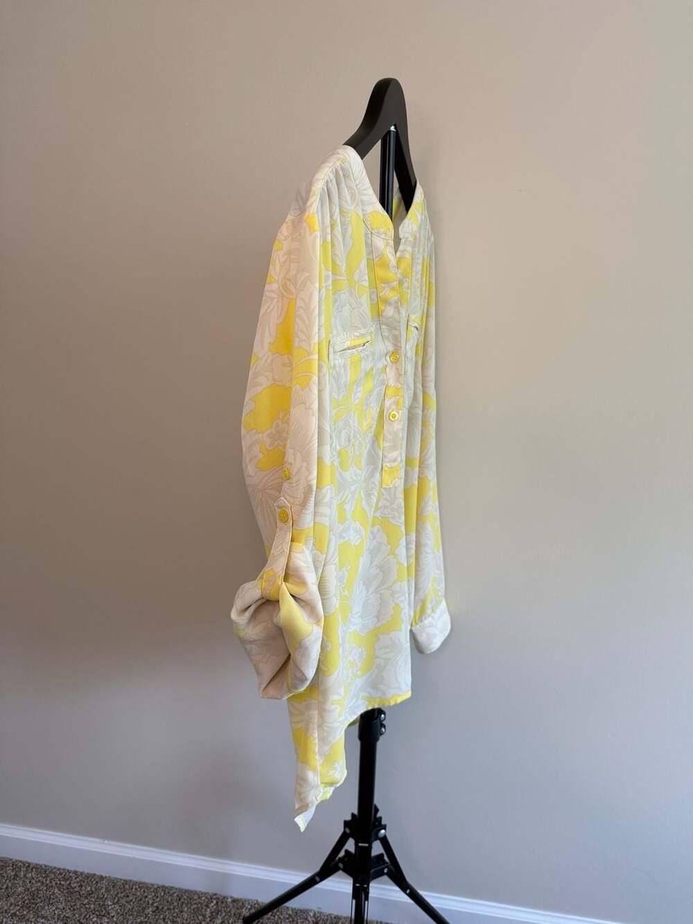 Yellow Floral Patterned Roll-Tab Sleeve Blouse - Picture 4 of 7